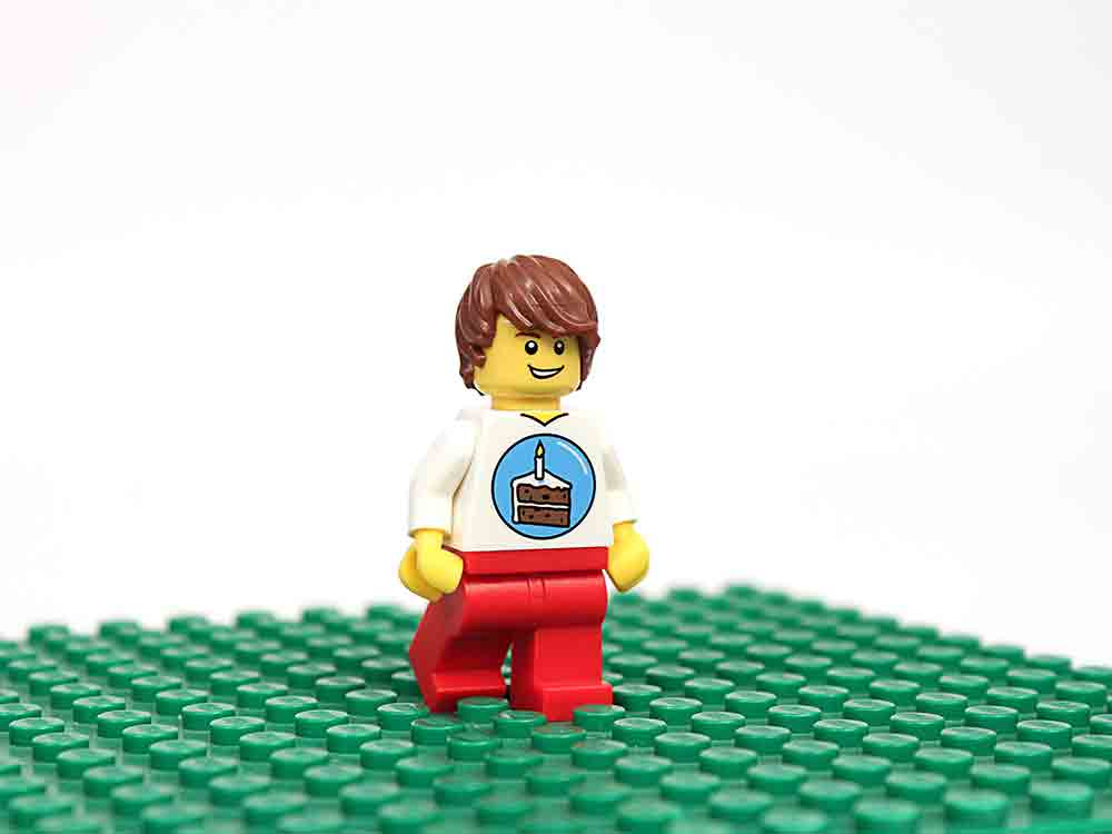 Zum 90. Geburtstag wird’s bunt! Lego feiert Jubiläum und Kabel Eins feiert mit – in »90 Jahre Lego« am 18. Dezember 2022 um 20.15 Uhr Zum 90. Geburtstag wird’s bunt! Lego feiert Jubiläum und Kabel Eins feiert mit – in »90 Jahre Lego« am 18. Dezember 2022 um 20.15 Uhr