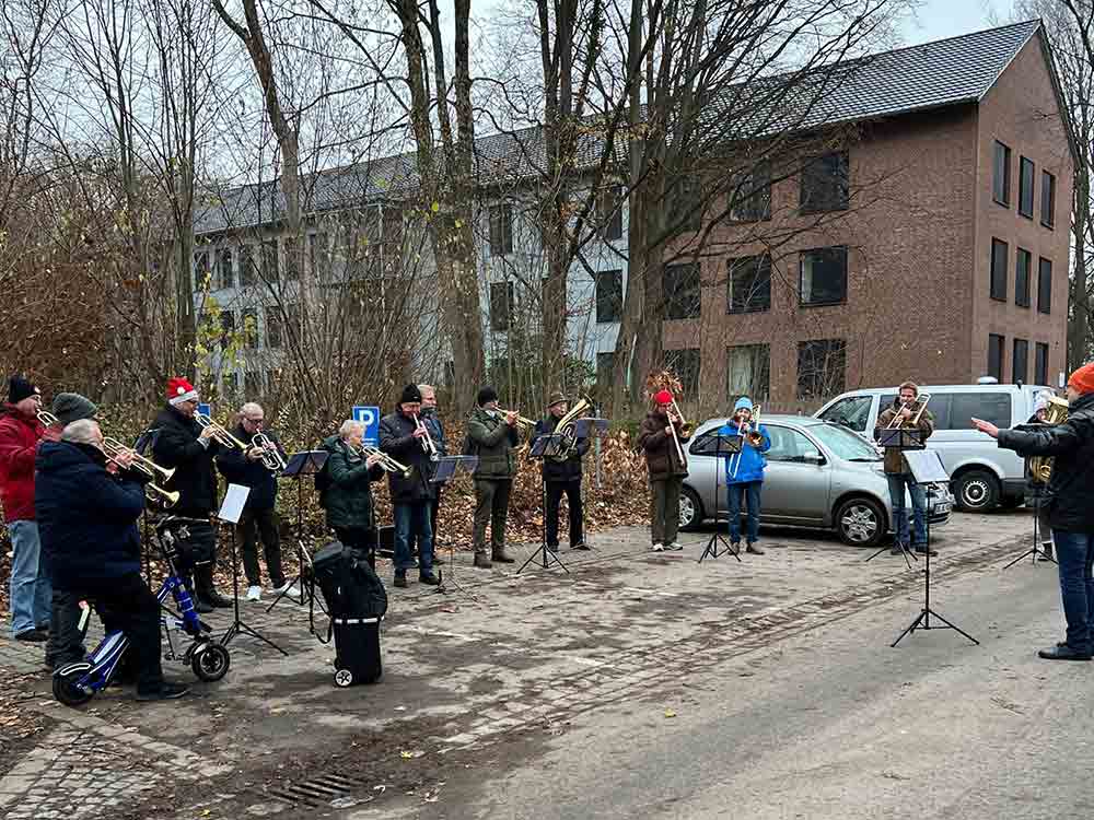 Posaunenchor erfreut Patienten zum 3. Advent, großer Applaus für Überraschungskonzert an der LWL Klinik Dortmund