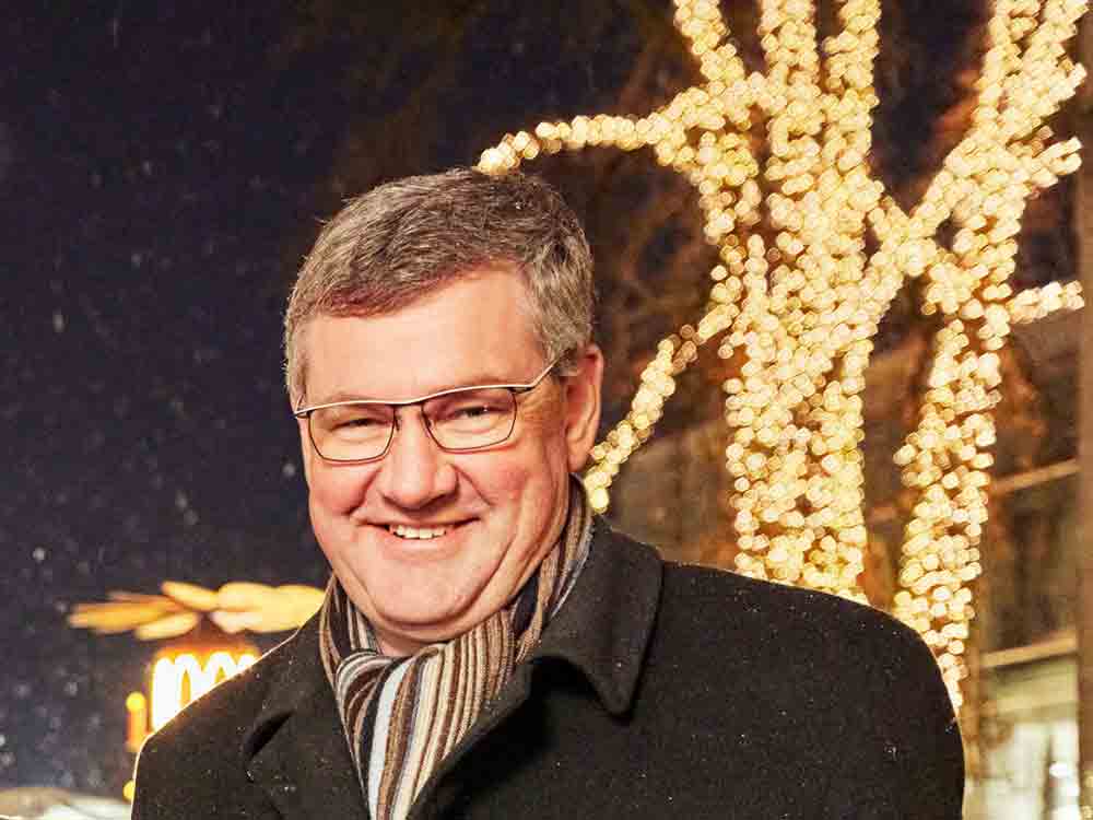 Gütersloh, LEDs funkeln, Stadtwerke und Sparkasse sponsern den Weihnachtsbaum auf dem Gütsler Weihnachtsmarkt 2022