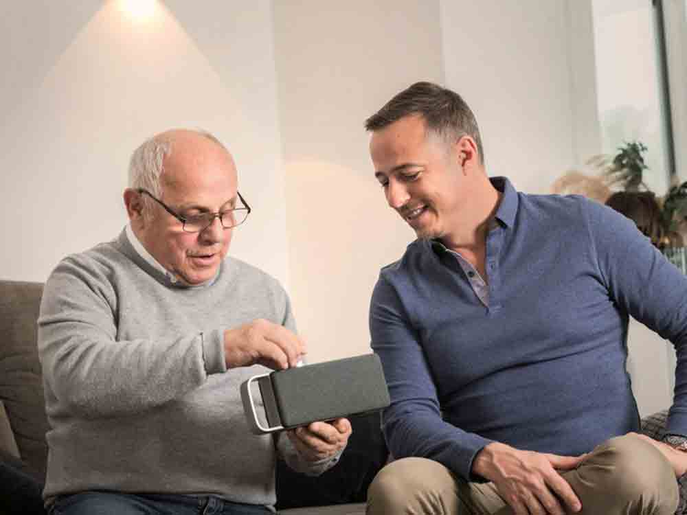 Warum verstehe ich den Fernseher so schlecht? Mit einem TV Sprachverstärker wird der Filmabend wieder zum Genuss Warum verstehe ich den Fernseher so schlecht? Mit einem TV Sprachverstärker wird der Filmabend wieder zum Genuss