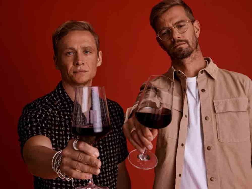 Joko Winterscheidt und Matthias Schweighöfer präsentieren den ersten und langersehnten III Freunde Rotwein Joko Winterscheidt und Matthias Schweighöfer präsentieren den ersten und langersehnten III Freunde Rotwein