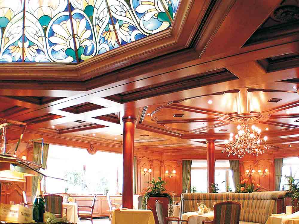 Anzeige: Gütersloh, Parkrestaurant im Parkhotel, Glaskuppel von Glaskünstler Georg Michael Gausling, Februar 2005 Anzeige: Gütersloh, Parkrestaurant im Parkhotel, Glaskuppel von Glaskünstler Georg Michael Gausling, Februar 2005