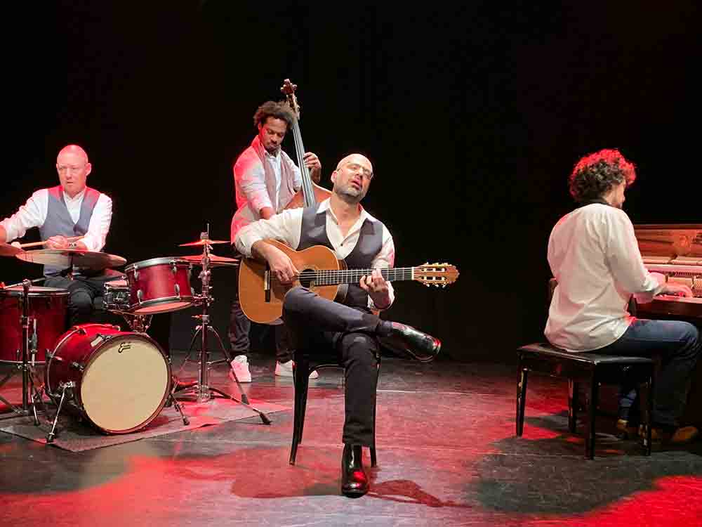 Arash Sasan und Band, Mittwochskonzerte Musikkulturen 2022 und 2023, Rudolf Oetker Halle Bielefeld, 8. März 2023 Arash Sasan und Band, Mittwochskonzerte Musikkulturen 2022 und 2023, Rudolf Oetker Halle Bielefeld, 8. März 2023