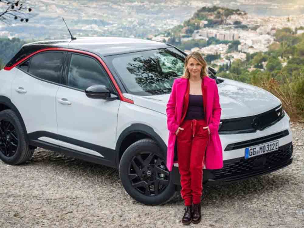 »Manta Manta – zwoter Teil«: Tina Ruland elektrisiert vom Opel Mokka »Manta Manta – zwoter Teil«: Tina Ruland elektrisiert vom Opel Mokka