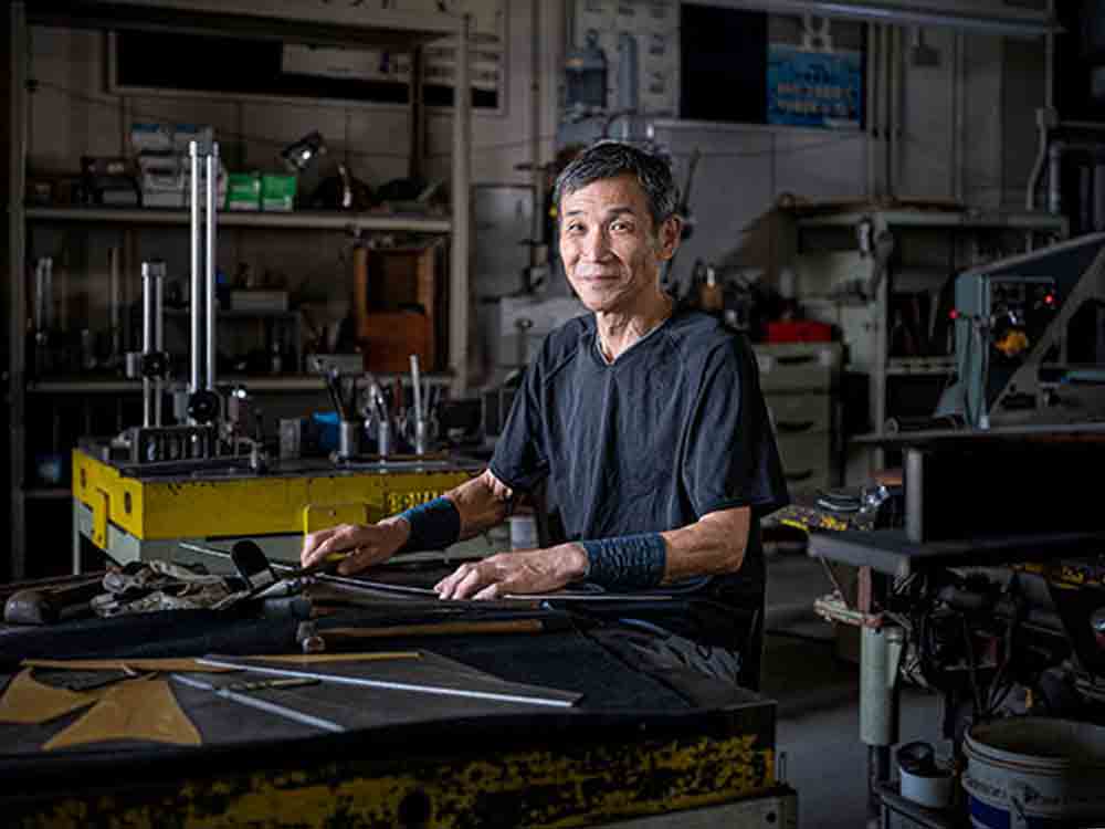Mazda Stories: der Meister des Metalls, Takumi Meister Yutaka Kawano kreiert metallische Formen mit künstlerischer Ausdruckskraft