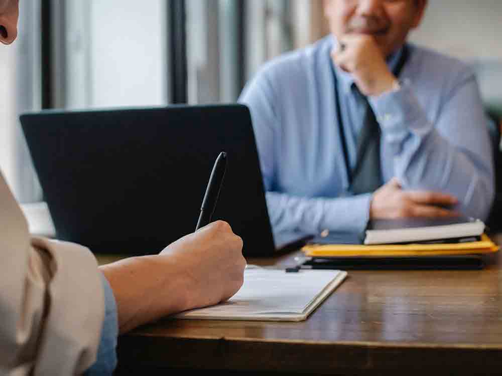 Wie man sich bei einem Bewerbungsgespräch verhält, um den Job seiner Träume zu bekommen