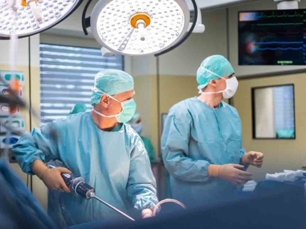 Herzzentrum Duisburg setzt als 2. Klinik bundesweit und als 1. Klinik in NRW innovativen Da Vinci Roboter ein Herzzentrum Duisburg setzt als 2. Klinik bundesweit und als 1. Klinik in NRW innovativen Da Vinci Roboter ein