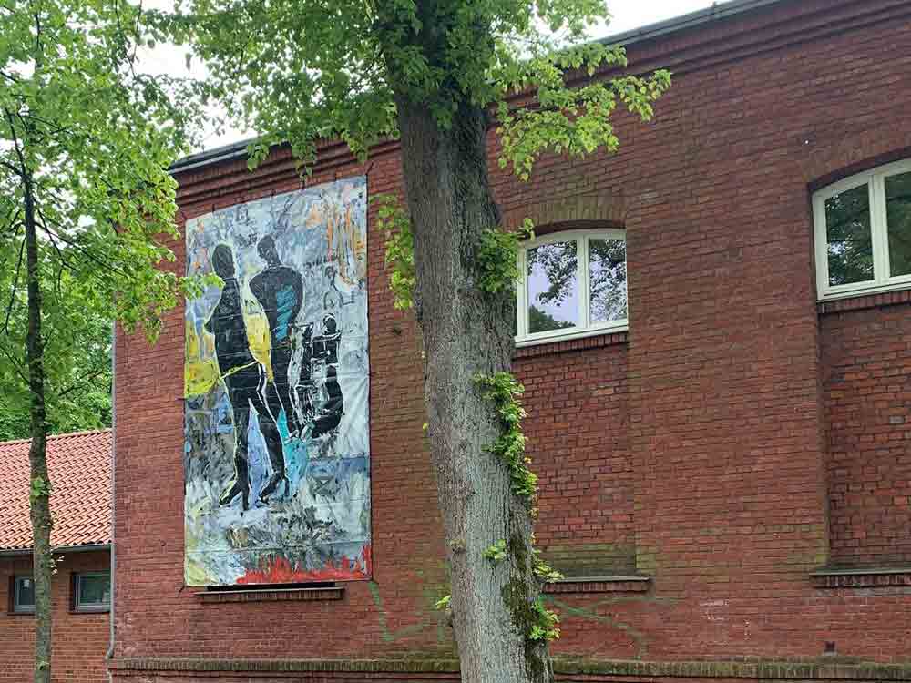 Gütersloh, Gemälde von Wolfgang Meluhn an der Wand der VHS Sporthalle,  20. Mai bis 2. Juli 2023
