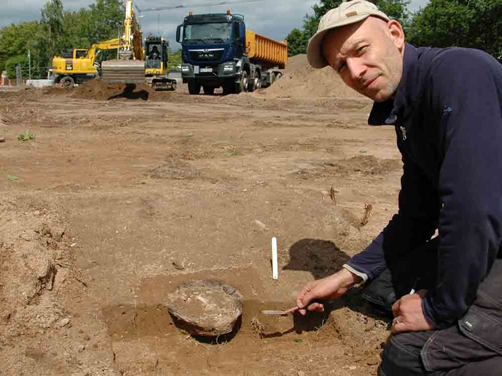 Archäologen entdecken Brandgräber unter dem alten Schulhof in Petershagen Lahde