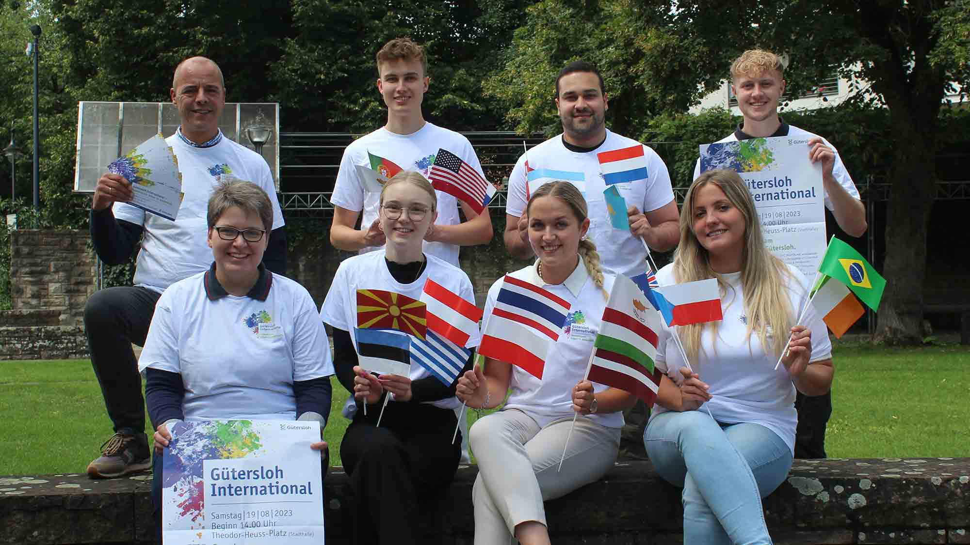 Engagiertes Helferteam für &raquo;Gütersloh International&laquo;, Auszubildende und Sprachlotsen unterstützen Integrationsbeauftragten