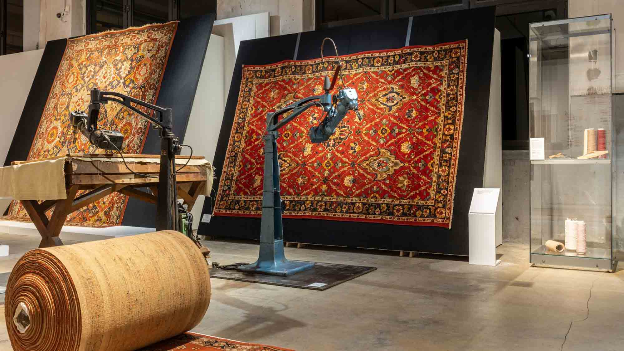 &raquo;Der blutrote Teppich – von Mördern und Piloten&laquo;, LWL #Museum Textilwerk lädt zum Filmabend ein, 31. August 2023