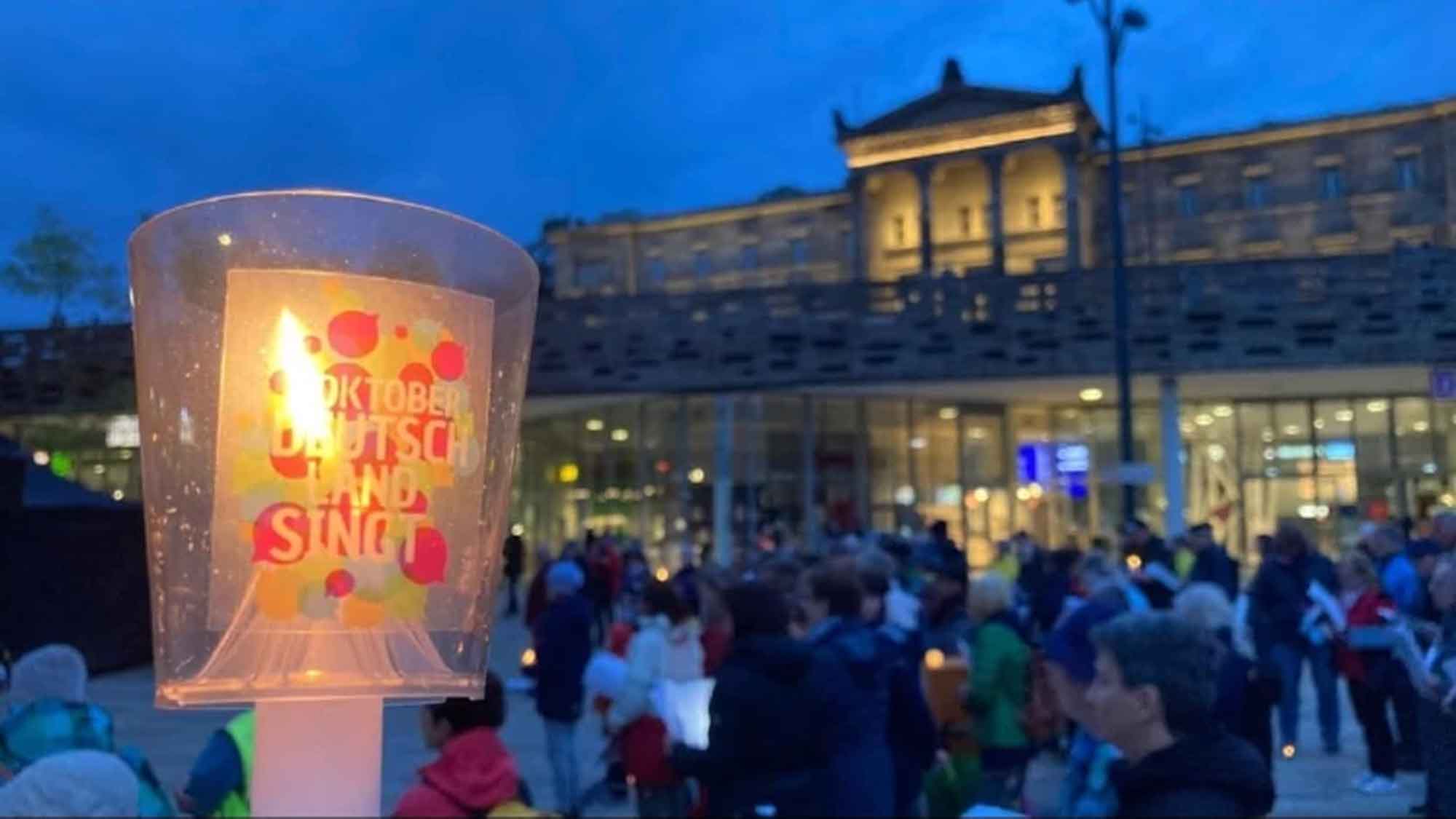 »Deutschland singt und klingt!« Mitsingaktion am 3. Oktober 2023 auf dem Laurentiusplatz Wuppertal »Deutschland singt und klingt!« Mitsingaktion am 3. Oktober 2023 auf dem Laurentiusplatz Wuppertal