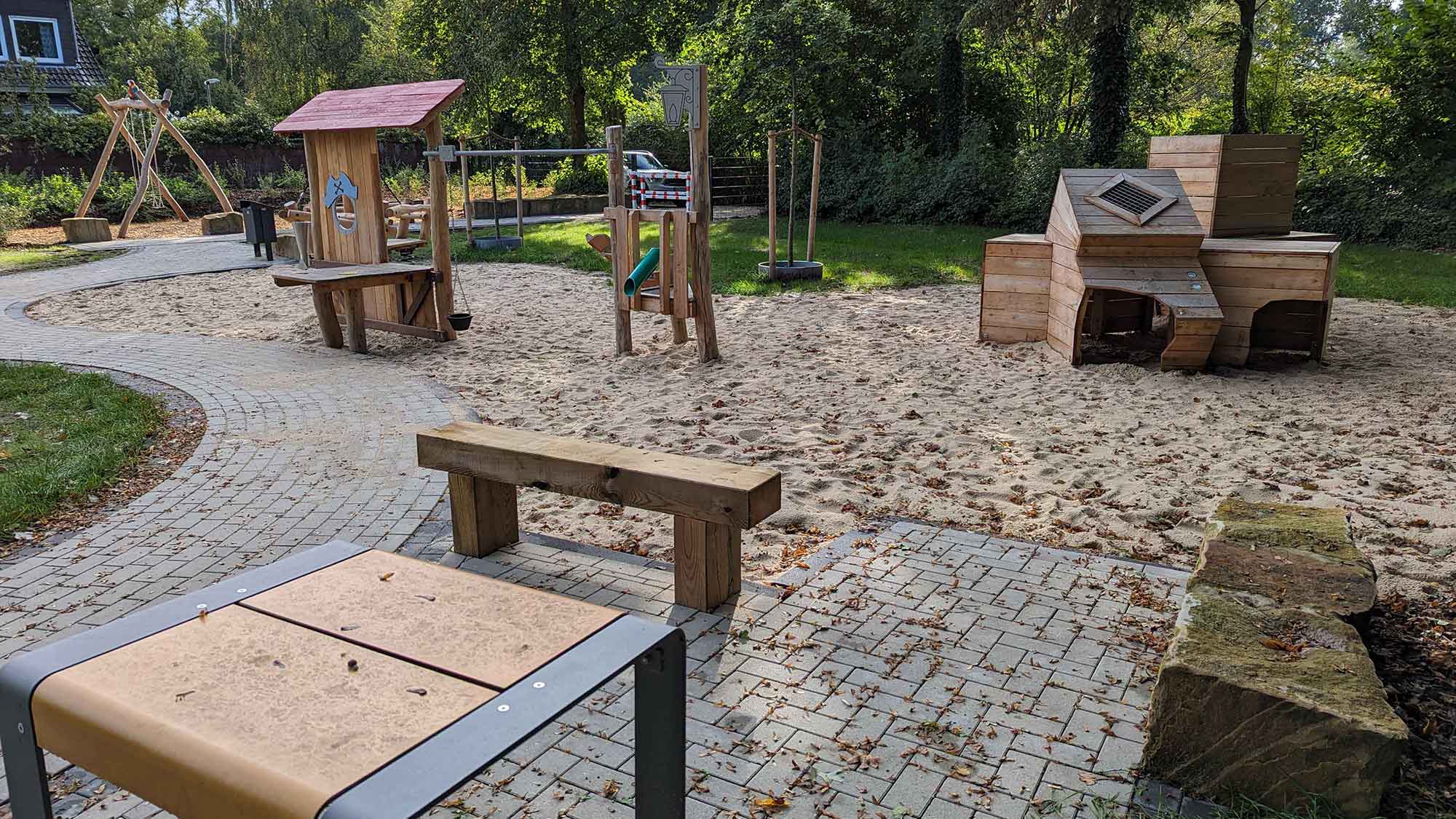 Gütersloh: Kinderspielplatz Titusweg mit Piratenschenke, Federschiff und Hangelbrücke