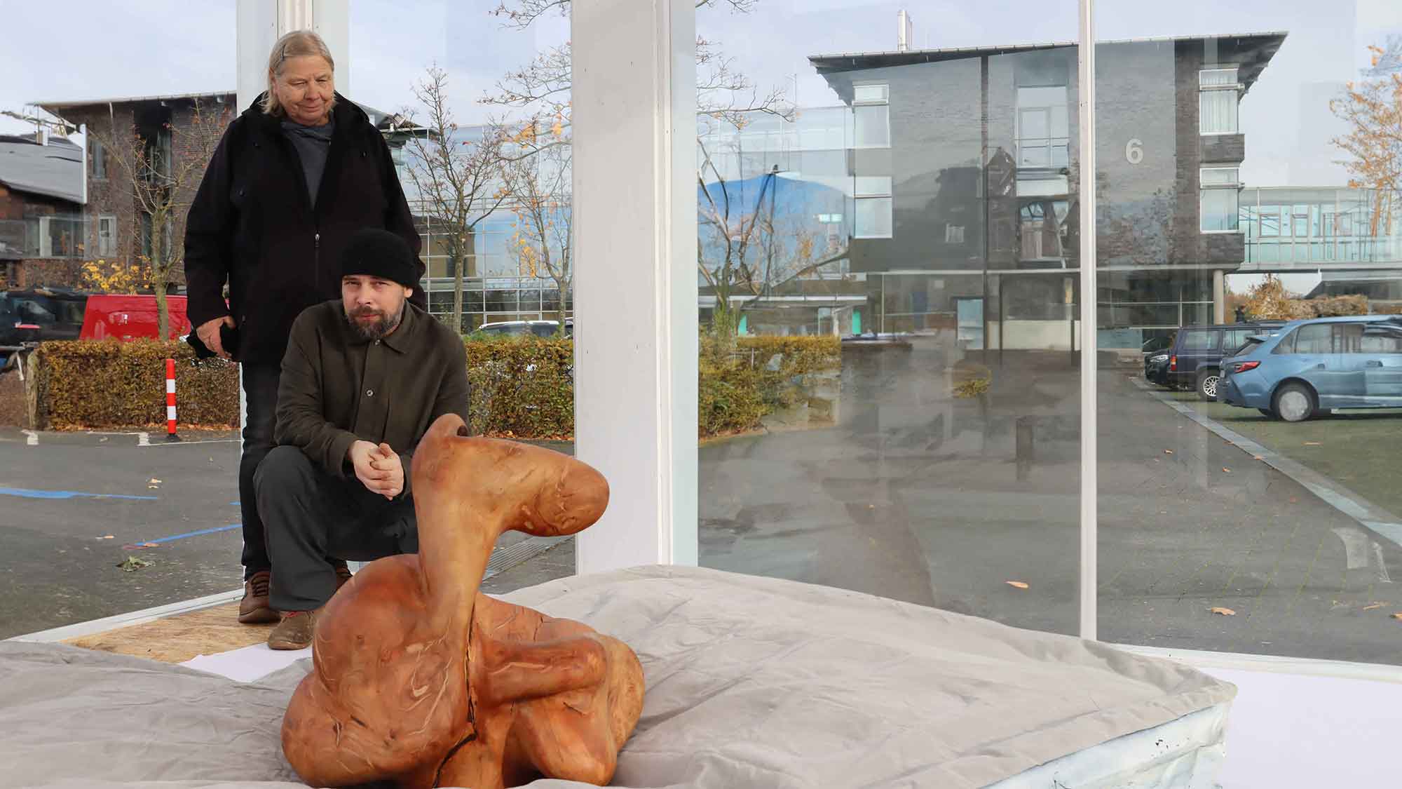 Kreishaus Gütersloh: Grischa Lichtenberger inszeniert eine Skulptur von Rose Lichtenberger, 2. bis 30. November 2023 Kreishaus Gütersloh: Grischa Lichtenberger inszeniert eine Skulptur von Rose Lichtenberger, 2. bis 30. November 2023