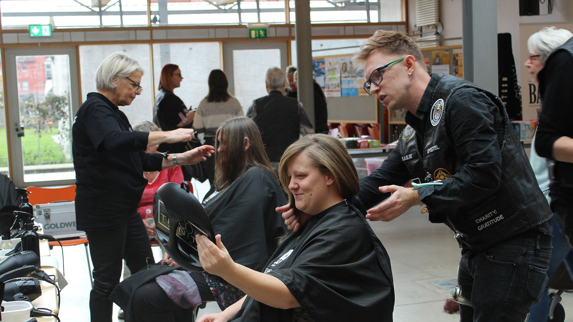 Friseure mit Herz in Lemgo, die Barber Angels schneiden Bedürftigen kostenlos die Haare Friseure mit Herz in Lemgo, die Barber Angels schneiden Bedürftigen kostenlos die Haare
