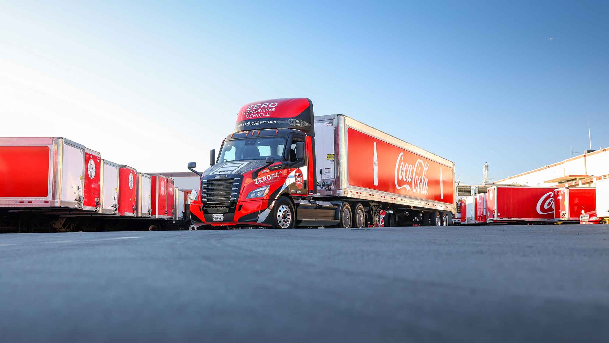 Daimler Truck: 20 batterieelektrische Freightliner »eCascadia« für Reyes Coca Cola Bottling