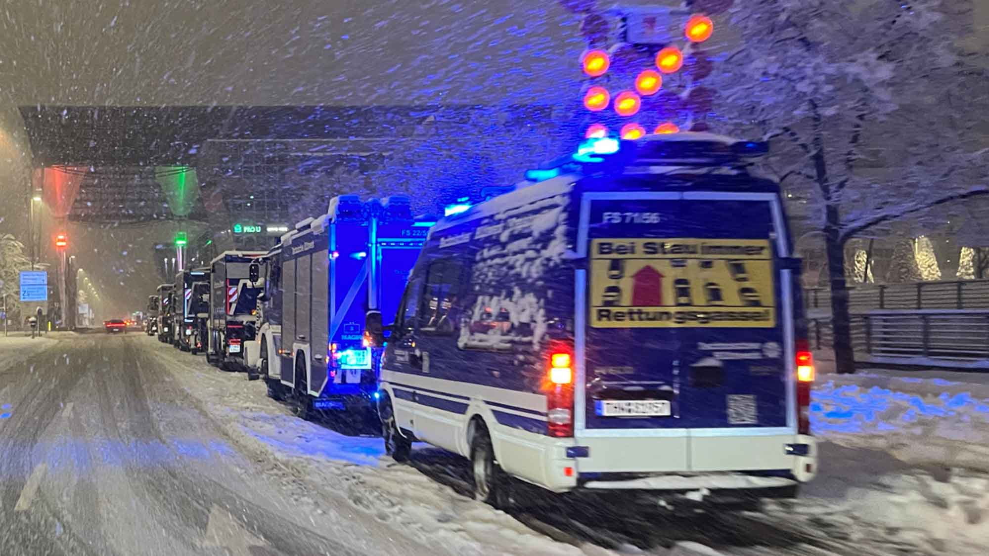 Wintereinbruch: hunderte THW Kräfte im Schnee Einsatz