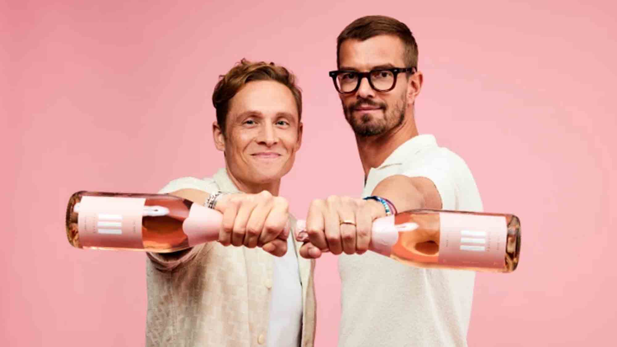 Von der Community gewünscht und voilà: Joko Winterscheidt und Matthias Schweighöfer präsentieren den neuen III Freunde Pinot Noir Rosé Sekt Von der Community gewünscht und voilà: Joko Winterscheidt und Matthias Schweighöfer präsentieren den neuen III Freunde Pinot Noir Rosé Sekt