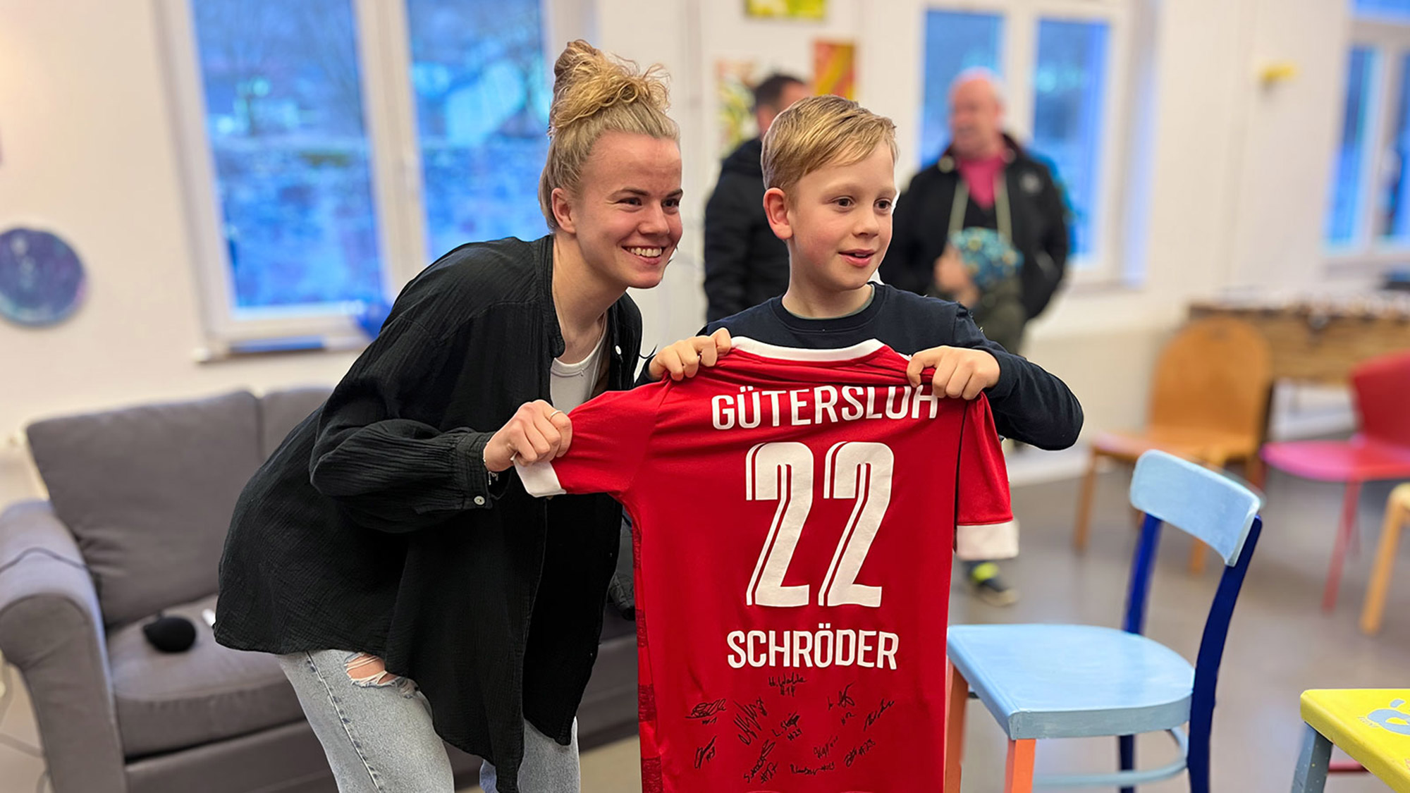 FSV Gütersloh Stürmerin Marie Schröder besucht Kinderzentrum und Jugendzentrum »Chilli« in Lügde