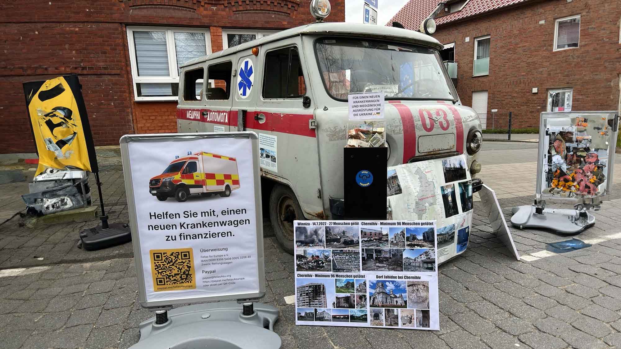 Zerschossener Rettungswagen aus der Ukraine auf dem Verler Wochenmarkt, 22. März 2024 Zerschossener Rettungswagen aus der Ukraine auf dem Verler Wochenmarkt, 22. März 2024