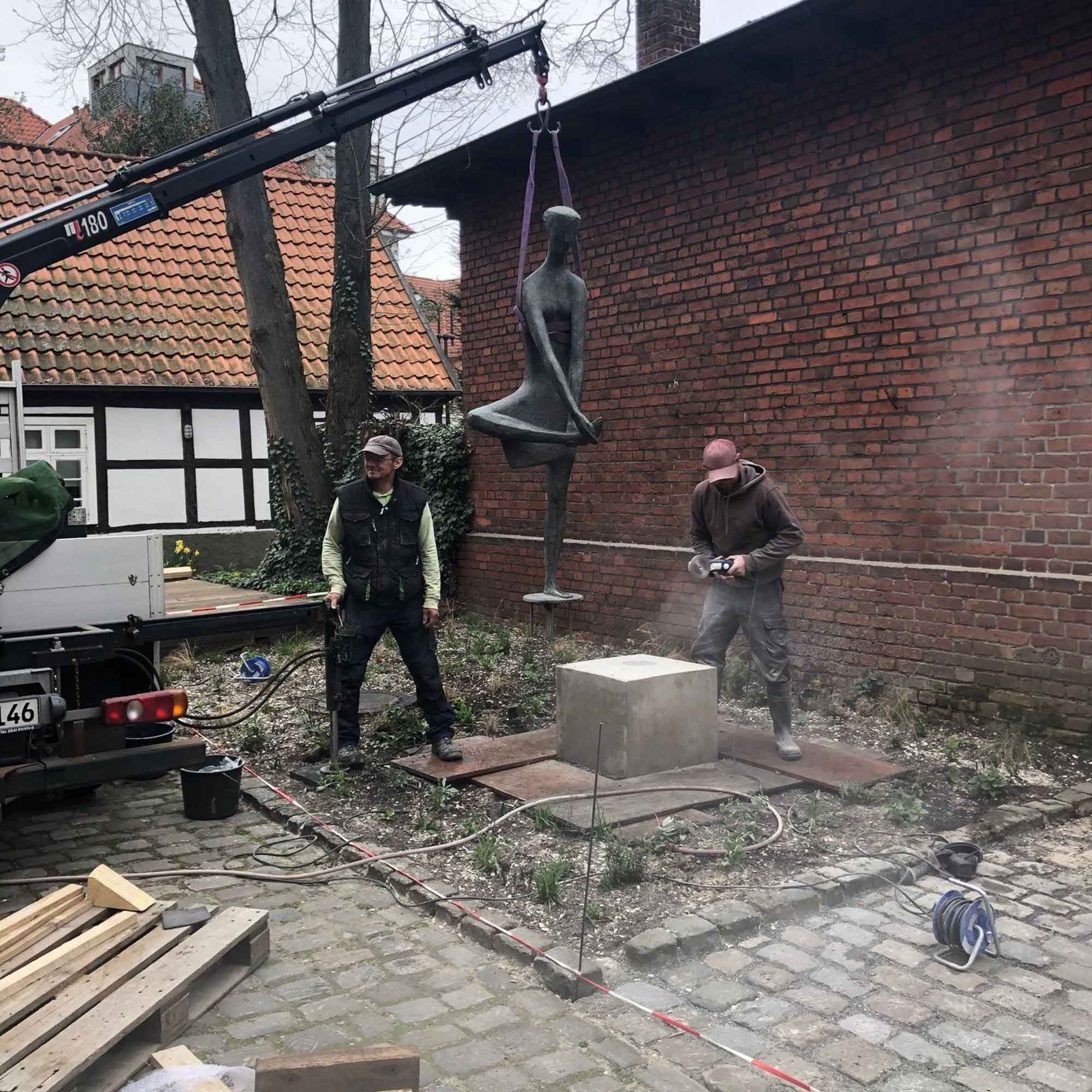 Gütersloh: Bronzefigur »Die Fußwaschende« nun im Hof des Stadtmuseums, Spiekergasse »nicht mehr würdig« Gütersloh: Bronzefigur »Die Fußwaschende« nun im Hof des Stadtmuseums, Spiekergasse »nicht mehr würdig«