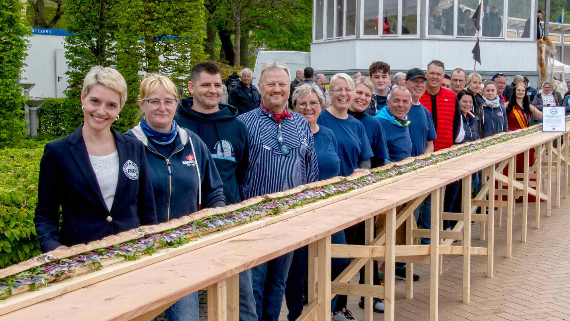 Rügen knackt Fischbrötchen Weltrekord von Usedom und produziert &raquo;längstes Bismarckheringsbrötchen&laquo; der Welt