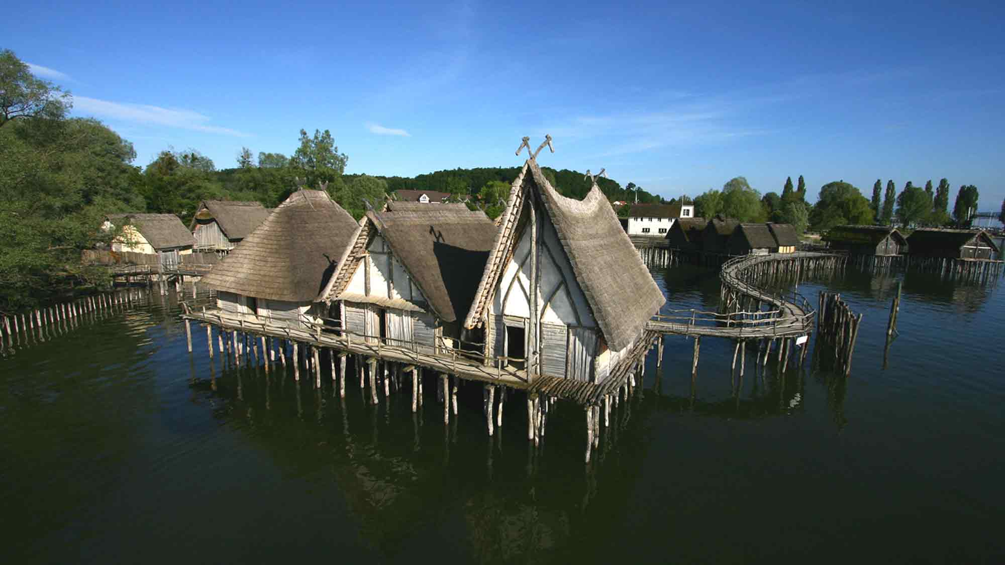 Pfahlbaumuseum Unteruhldingen Bodensee: »Haus am See« – Bienenhaltung und Honiggewinnung in den Pfahlbauten am Bodensee am 30. und 31. Mai 2024 Pfahlbaumuseum Unteruhldingen Bodensee: »Haus am See« – Bienenhaltung und Honiggewinnung in den Pfahlbauten am Bodensee am 30. und 31. Mai 2024