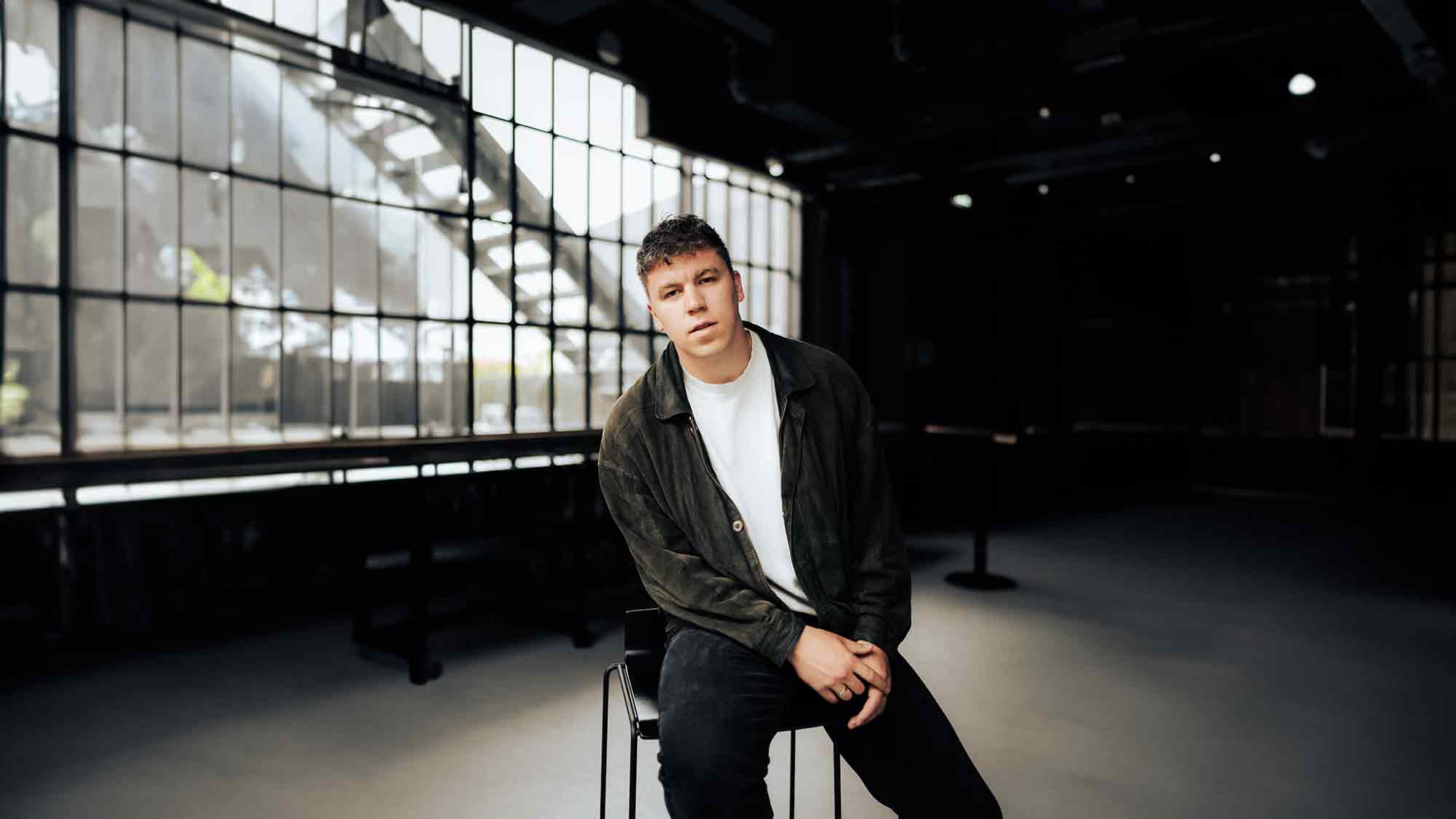 »Bunte Fahnen« gegen Rechts, Jonny vom Dahl, Musiker, Podcaster und Pfarrerssohn »Bunte Fahnen« gegen Rechts, Jonny vom Dahl, Musiker, Podcaster und Pfarrerssohn