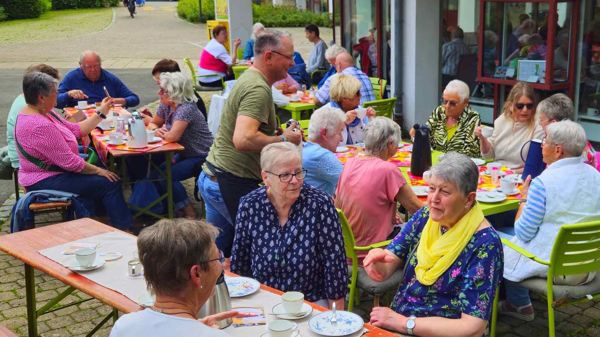 Zweites ehrenamtliches Nachbarschaftscafé im Hansehaus Lemgo wieder sehr gut besucht Zweites ehrenamtliches Nachbarschaftscafé im Hansehaus Lemgo wieder sehr gut besucht