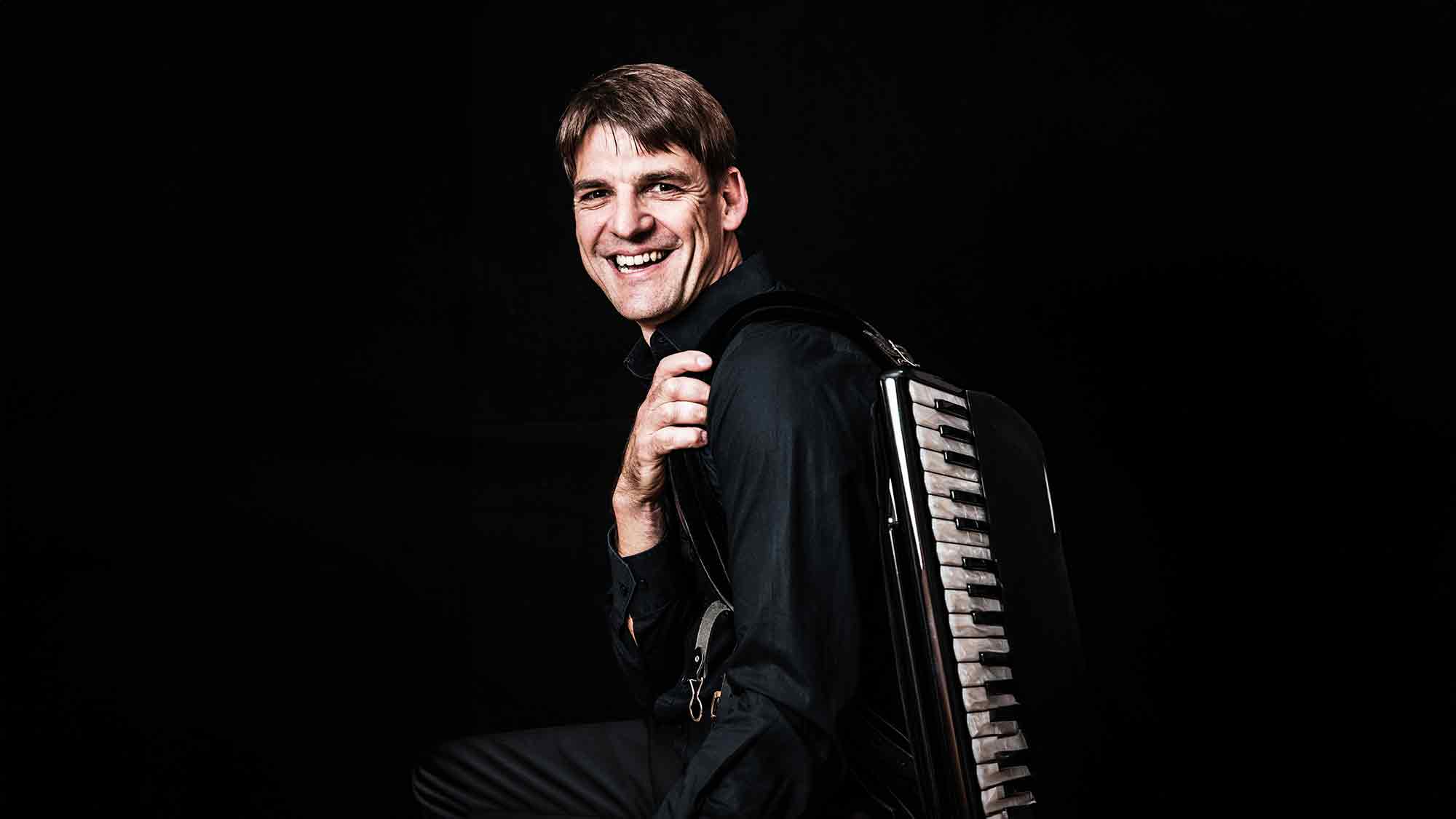 Søren Thies führt im Klinikum Christophsbad musikalisch von Odessa nach Paris, 21. Juni 2024 Søren Thies führt im Klinikum Christophsbad musikalisch von Odessa nach Paris, 21. Juni 2024