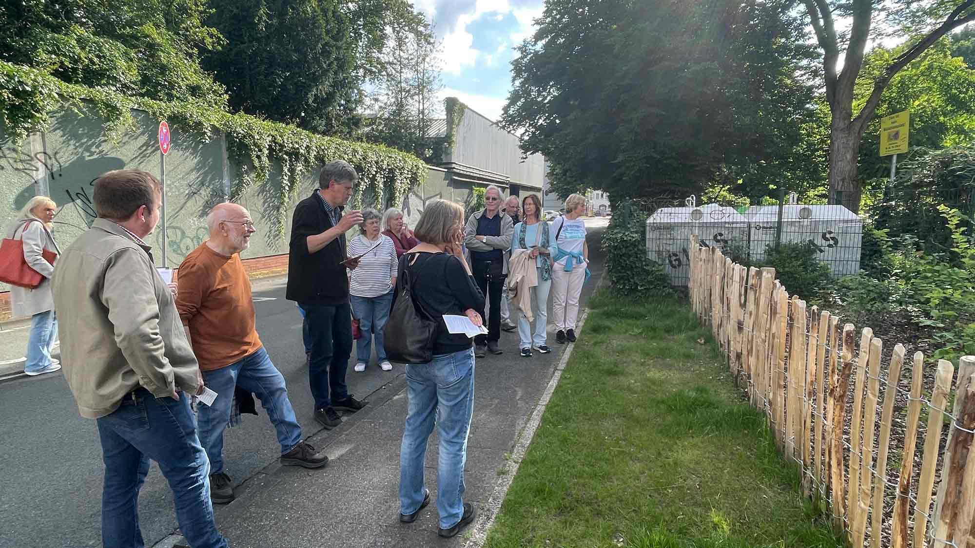 Gütersloh: Klimafolgenspaziergang zeigt Beispiele für klimaangepasste Maßnahmen an Haus und Hof Gütersloh: Klimafolgenspaziergang zeigt Beispiele für klimaangepasste Maßnahmen an Haus und Hof