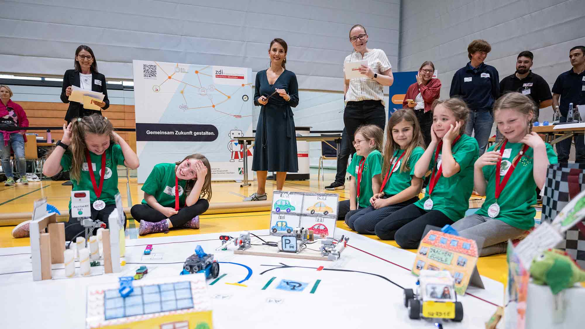 Kinder und Jugendliche aus Bonn, Steinheim, Hennef und Wesel gewinnen ZDI Roboterwettbewerb Kinder und Jugendliche aus Bonn, Steinheim, Hennef und Wesel gewinnen ZDI Roboterwettbewerb