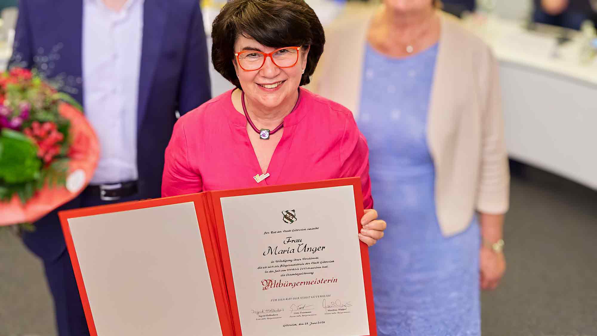 Gütersloh: »Ein Vorbild für alle, die dieses Amt anstreben«, Stadtrat ehrt Maria Unger mit dem Titel »Altbürgermeisterin« Gütersloh: »Ein Vorbild für alle, die dieses Amt anstreben«, Stadtrat ehrt Maria Unger mit dem Titel »Altbürgermeisterin«
