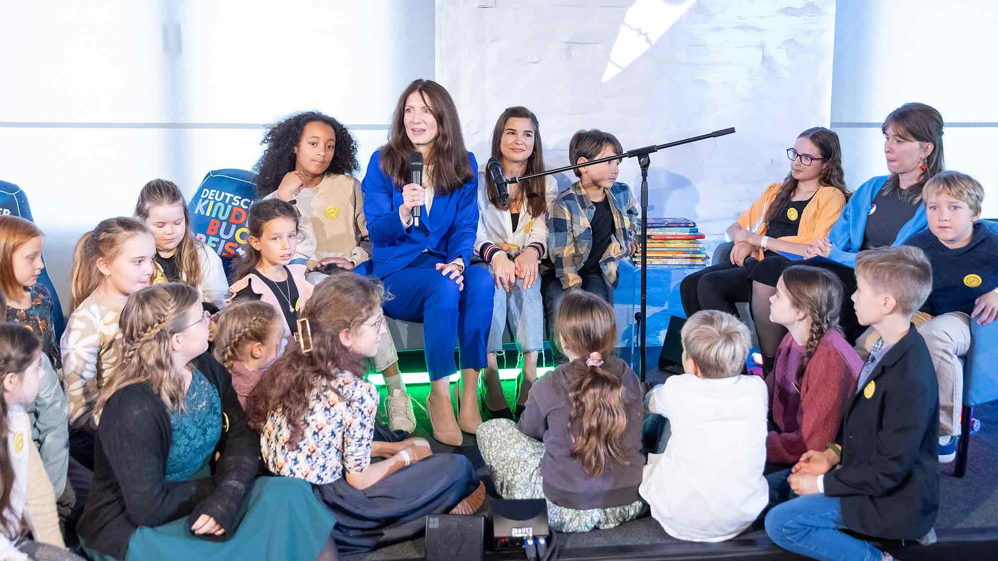 Annika Preil mit »Annis wilde Tierabenteuer – auf in den Dschungel!!« Siegerin des diesjährigen Deutschen Kinderbuchpreises – Festakt in Köln Annika Preil mit »Annis wilde Tierabenteuer – auf in den Dschungel!!« Siegerin des diesjährigen Deutschen Kinderbuchpreises – Festakt in Köln