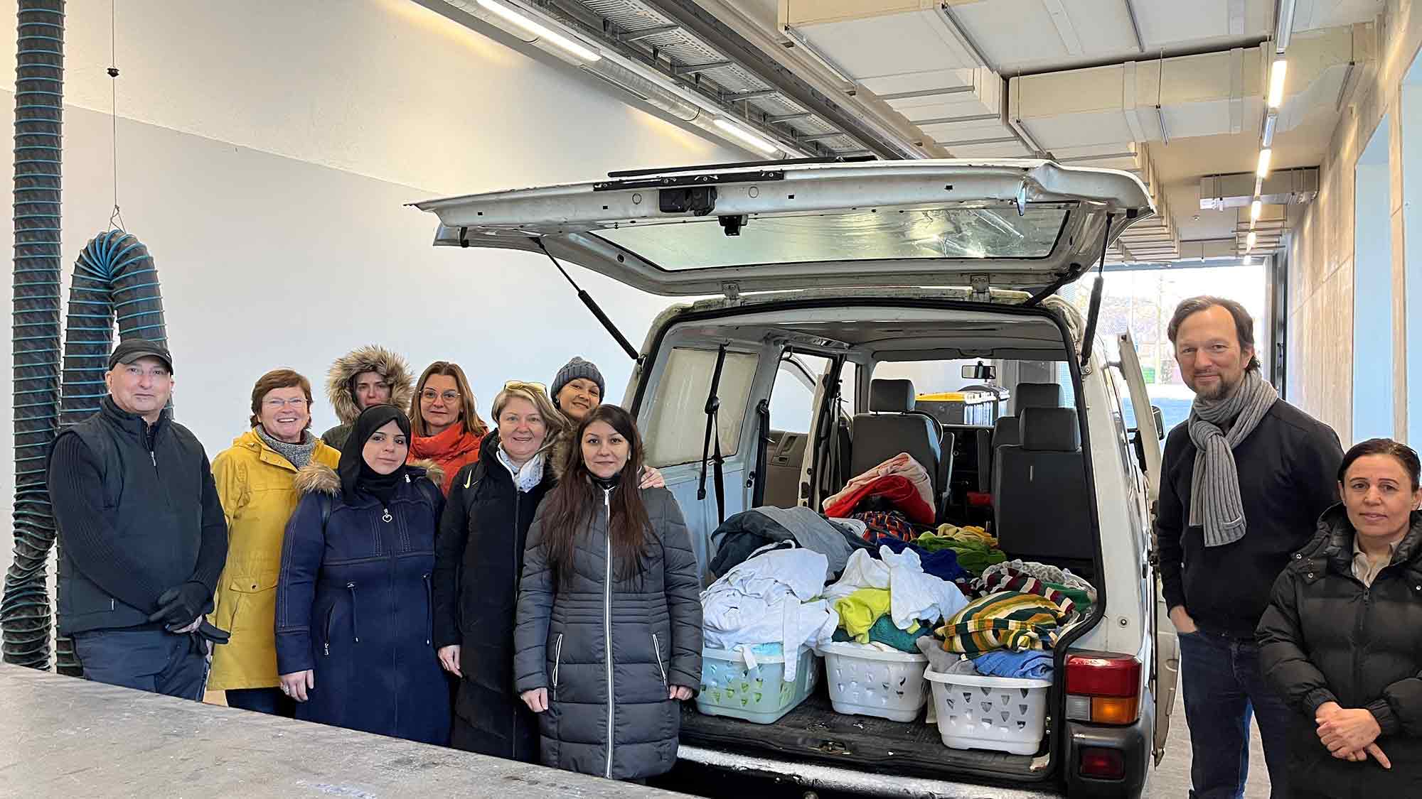 Bademäntel für den guten Zweck: Theater Gütersloh hat gesammelte Frottierwaren abgegeben