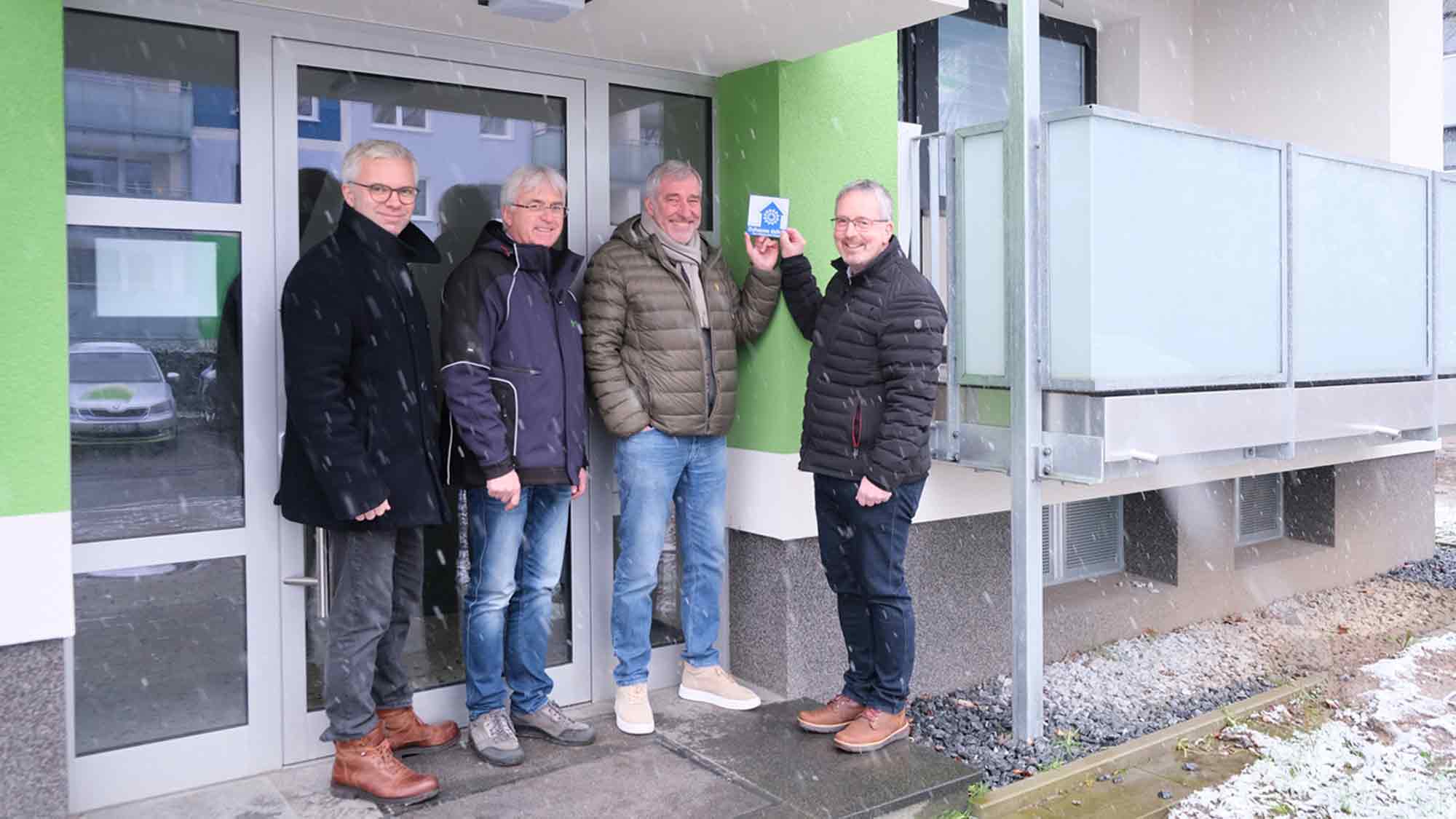 Polizei Gütersloh: Einbrechern wird es schwer gemacht – Polizei übergibt weitere Plaketten &raquo;Zuhause sicher&laquo; an den Bauverein Gütersloh