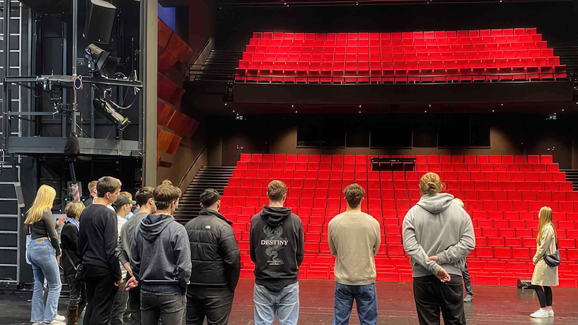 Theaterverein und Theater Gütersloh: Workshop Angebote zur Persönlichkeitsentwicklung und Teambildung für junge Erwachsene Theaterverein und Theater Gütersloh: Workshop Angebote zur Persönlichkeitsentwicklung und Teambildung für junge Erwachsene