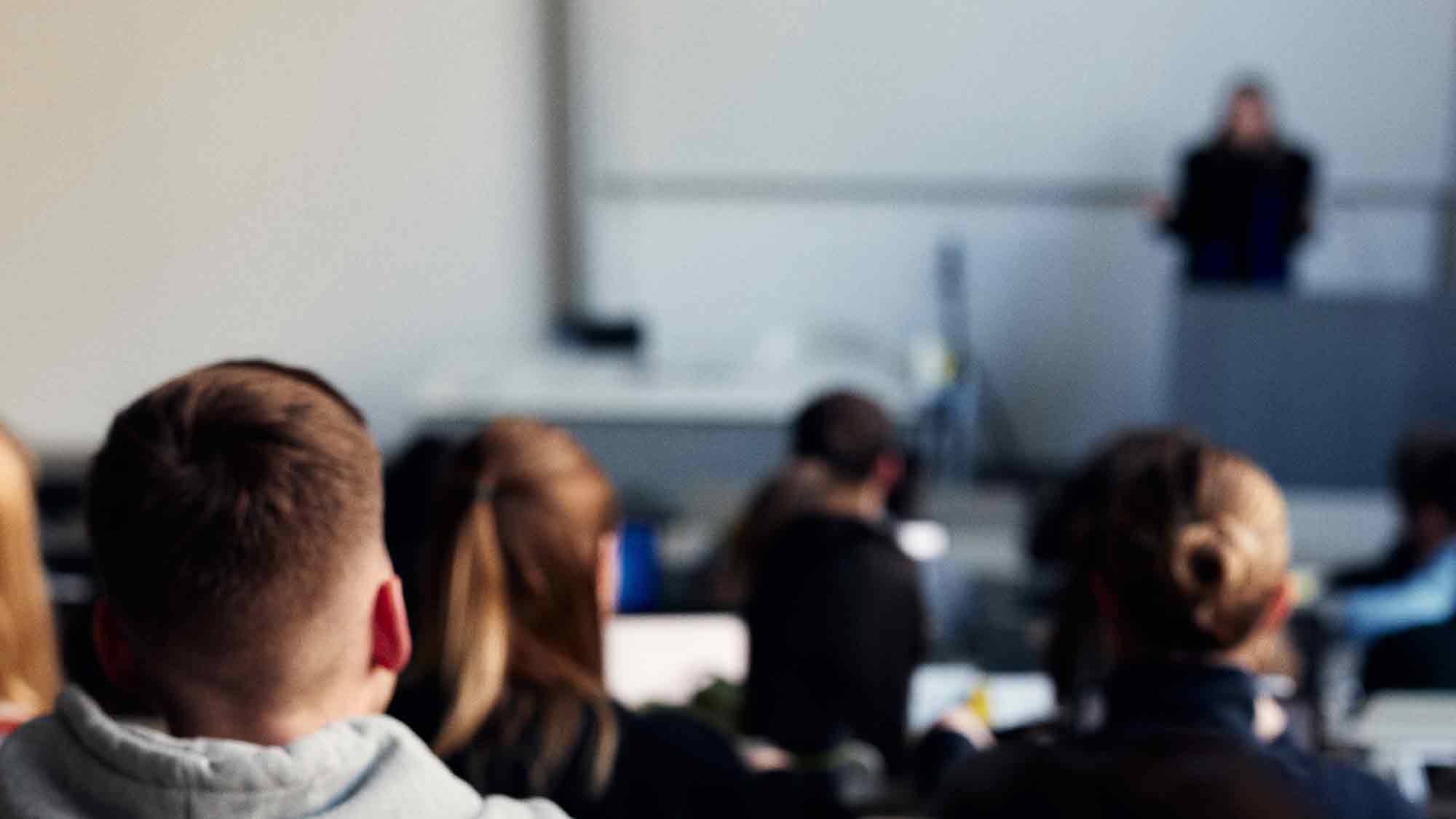 Hochschulen qualifizieren zugewanderte Fachkräfte für den hiesigen Arbeitsmarkt Hochschulen qualifizieren zugewanderte Fachkräfte für den hiesigen Arbeitsmarkt