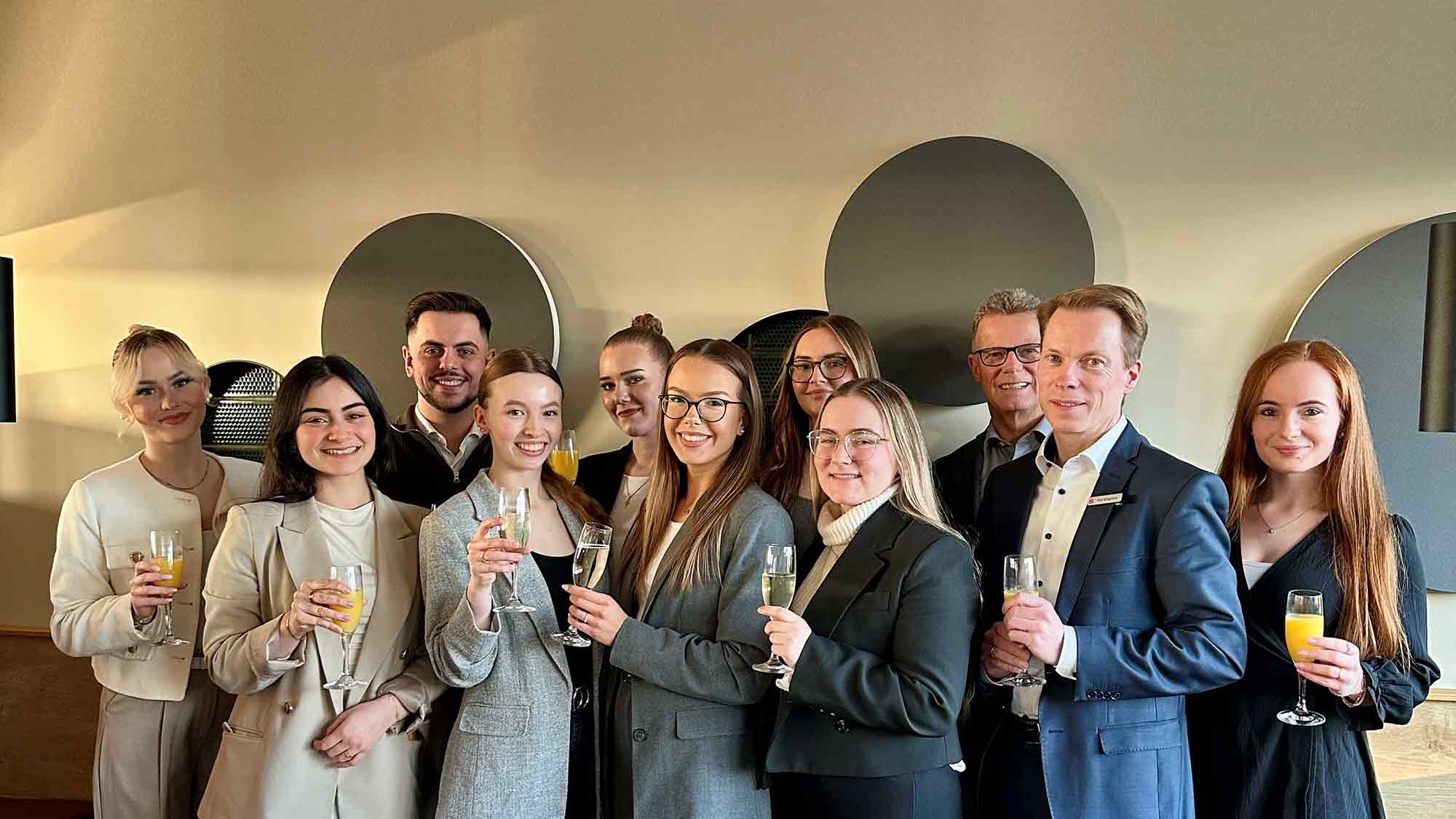 Sparkasse Gütersloh Rietberg Versmold: 8 Auszubildende der Sparkasse freuen sich über ihre bestandene Abschlussprüfung Sparkasse Gütersloh Rietberg Versmold: 8 Auszubildende der Sparkasse freuen sich über ihre bestandene Abschlussprüfung