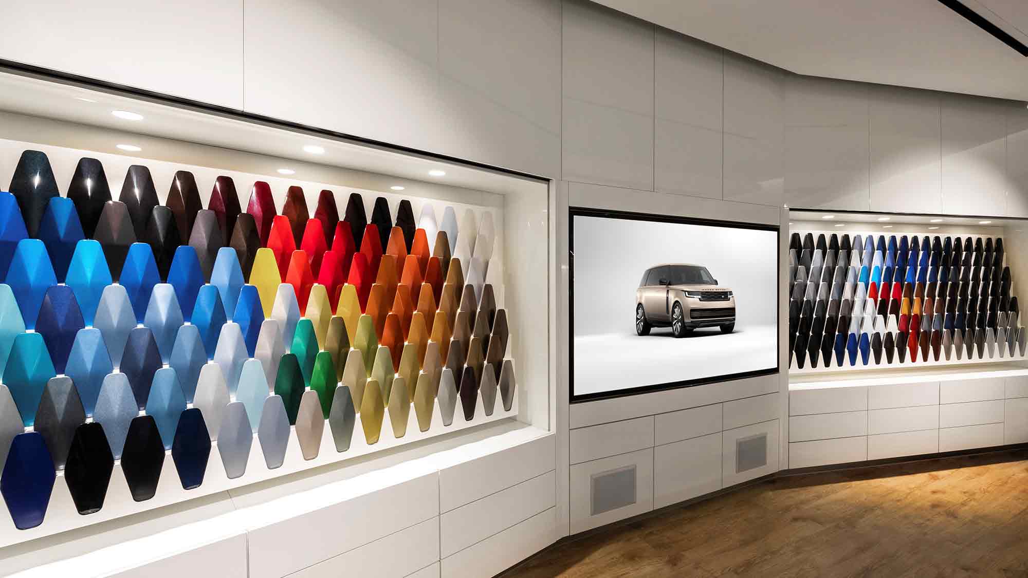 Jaguar Land Rover investiert 77 Millionen Euro in die nachhaltige Erweiterung der Lackieranlagen für die Personalisierung der SV Bespoke Modelle