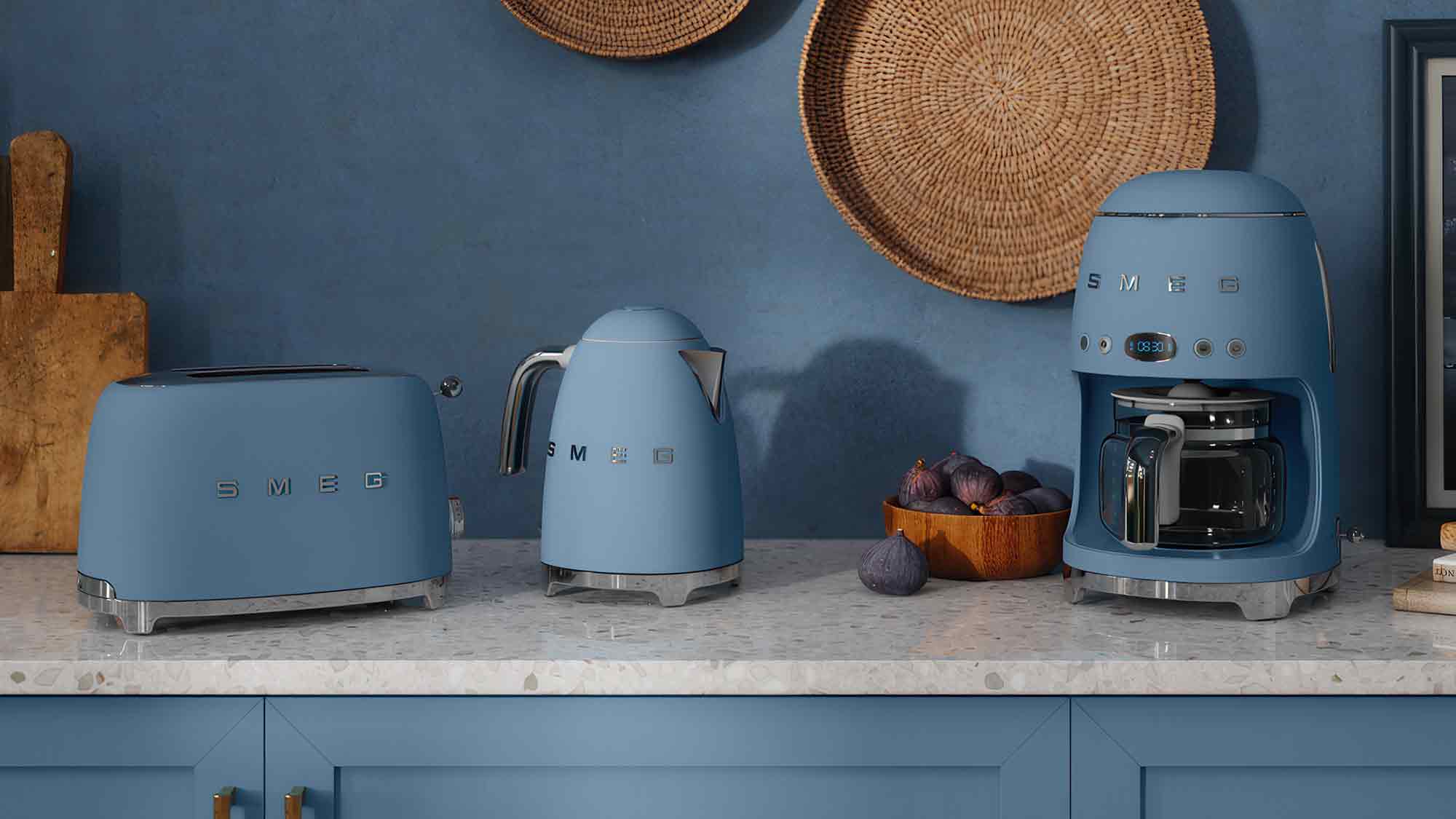Starker Auftritt in Storm Blue: Smeg präsentiert Toaster, Wasserkocher und Kaffeemaschine in mattem Blau Starker Auftritt in Storm Blue: Smeg präsentiert Toaster, Wasserkocher und Kaffeemaschine in mattem Blau