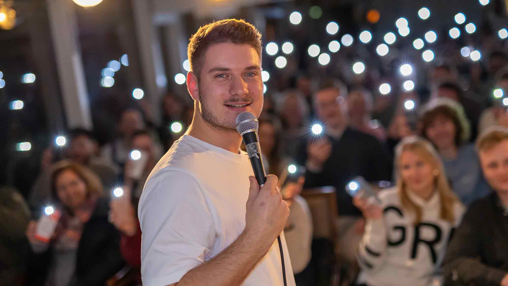 Aus der Polizeiuniform auf die Showbühne: Comedy Newcomer Kai Fricke in der Weberei Gütersloh, 12. Februar 2025 Aus der Polizeiuniform auf die Showbühne: Comedy Newcomer Kai Fricke in der Weberei Gütersloh, 12. Februar 2025