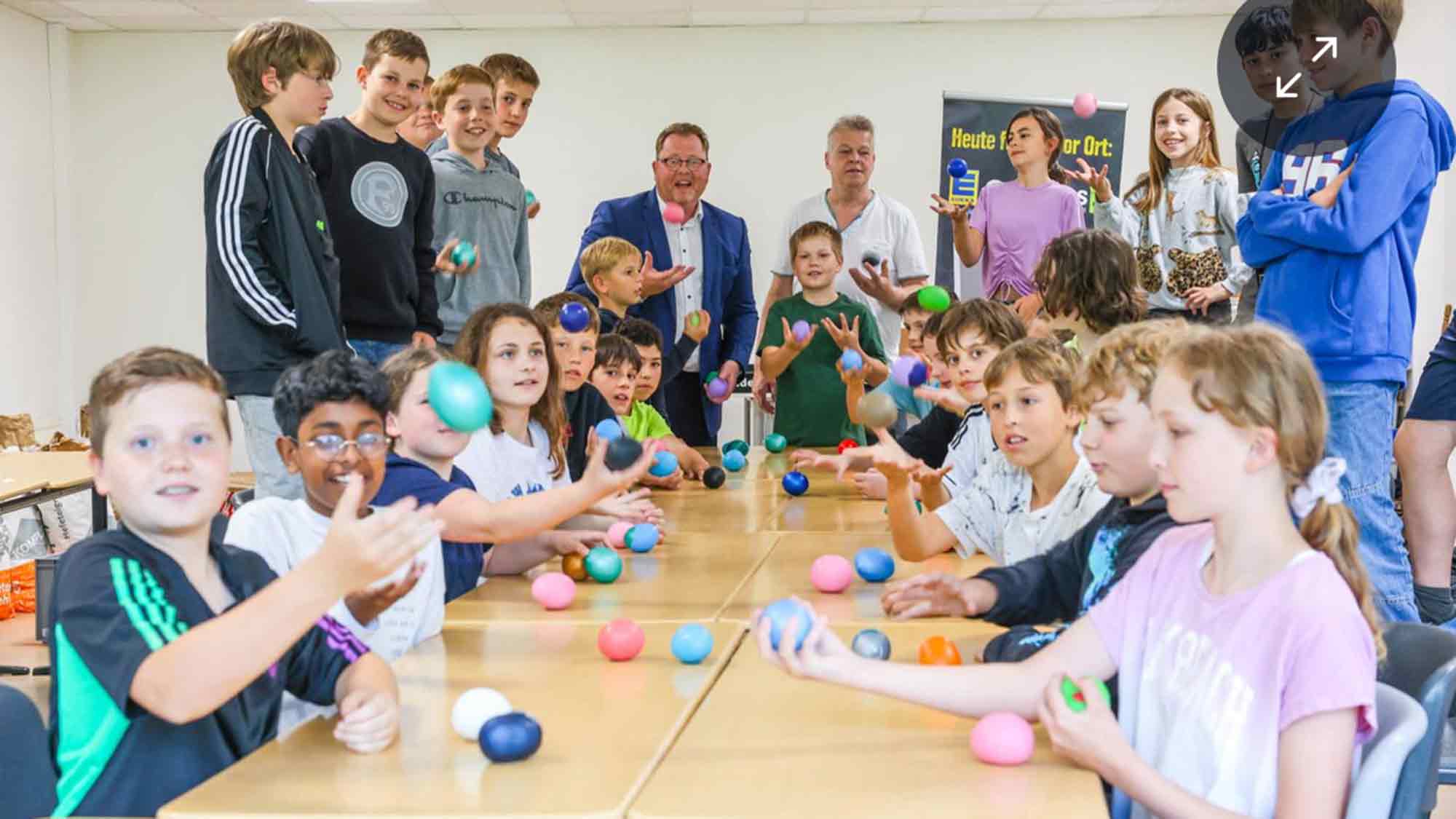 Wissenswertes rund um das Jonglieren in Schulen zentral abrufbar bei www.jonglieren.info Wissenswertes rund um das Jonglieren in Schulen zentral abrufbar bei www.jonglieren.info