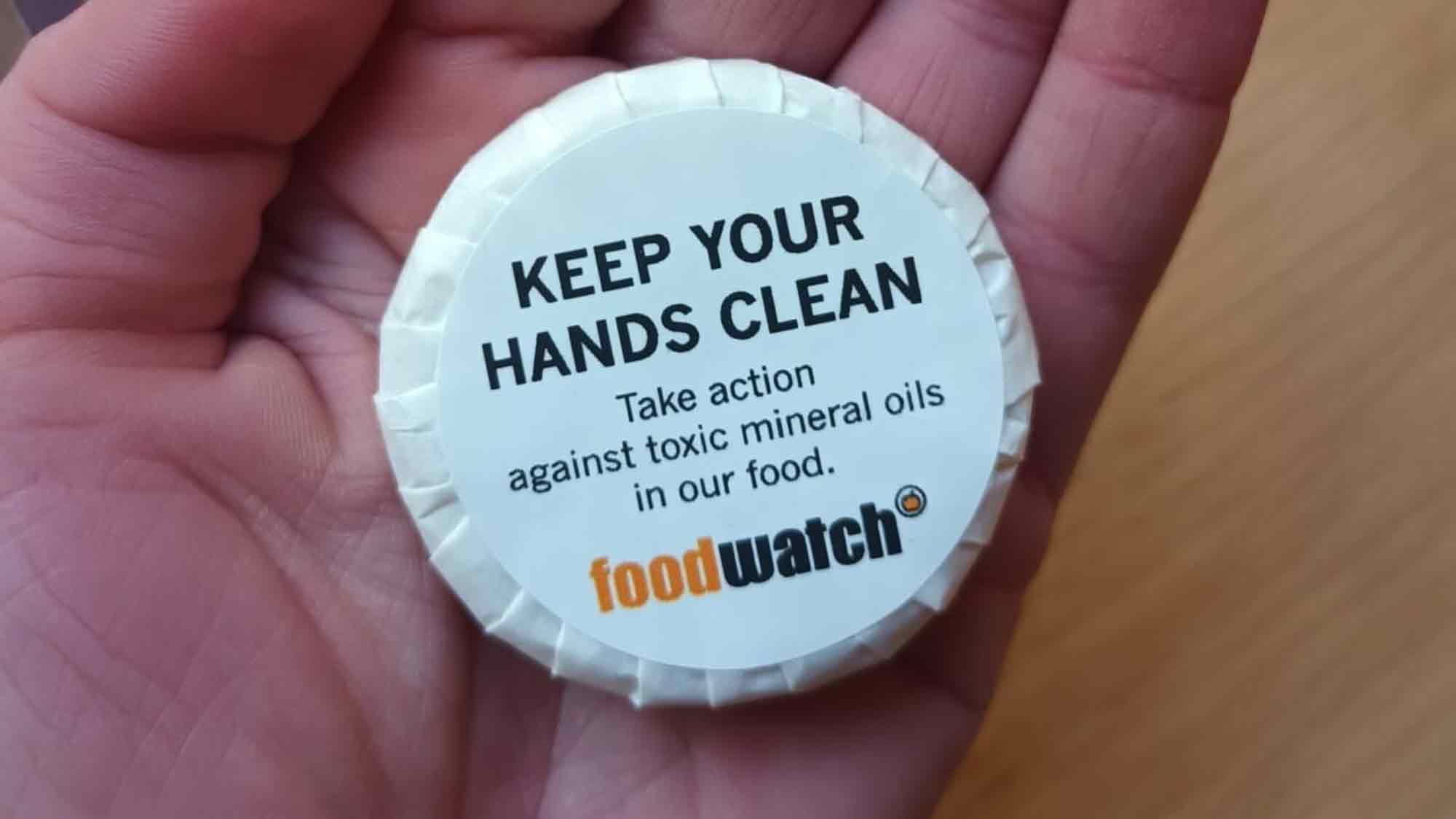 Mehr als 200.000 Bürger fordern strenge Grenzwerte für Mineralöl in Lebensmitteln: Foodwatch übergibt Petition an EU Kommission