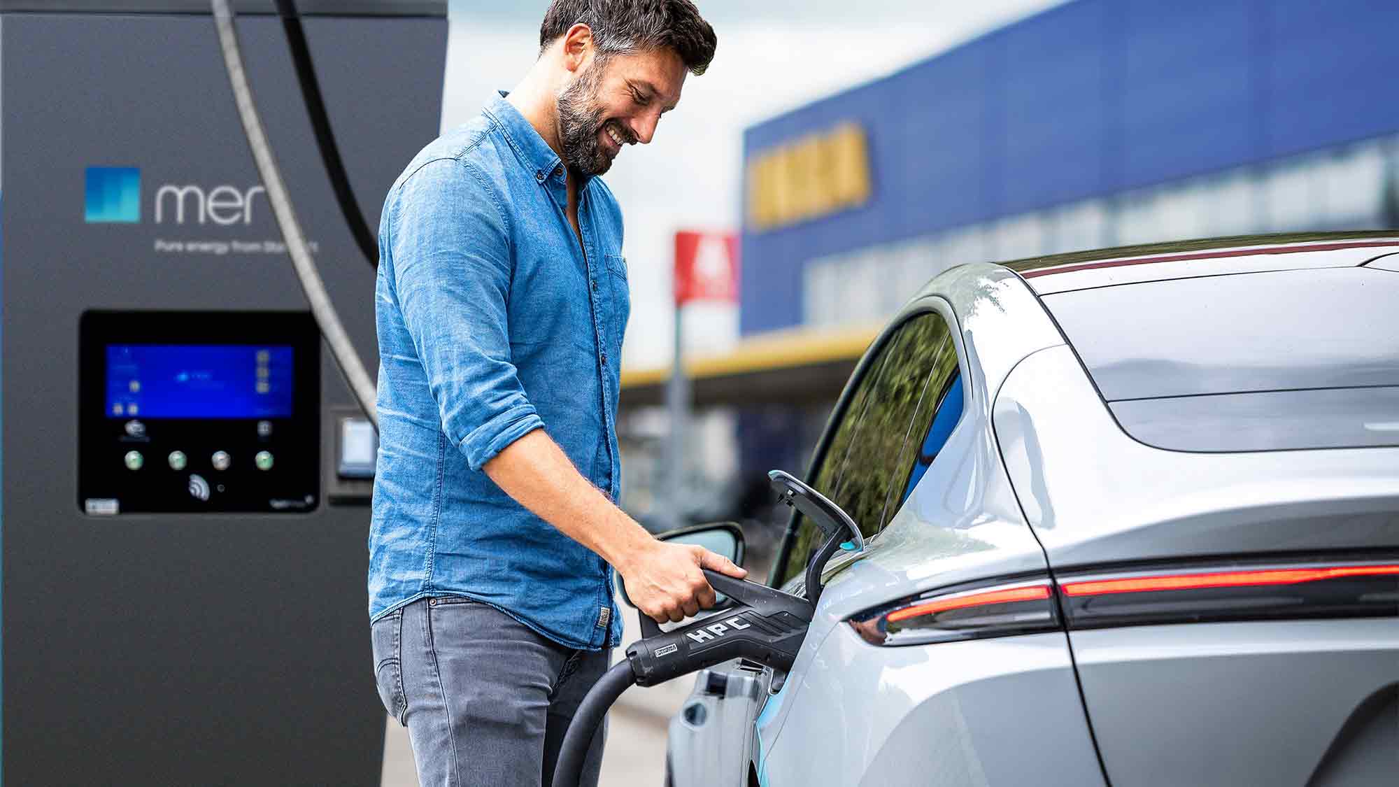 IKEA bringt Elektromobilität und erneuerbare Energien zu den Menschen: mehr als 1.000 neue Ladepunkte und erschwingliche Lösungen für zu Hause IKEA bringt Elektromobilität und erneuerbare Energien zu den Menschen: mehr als 1.000 neue Ladepunkte und erschwingliche Lösungen für zu Hause