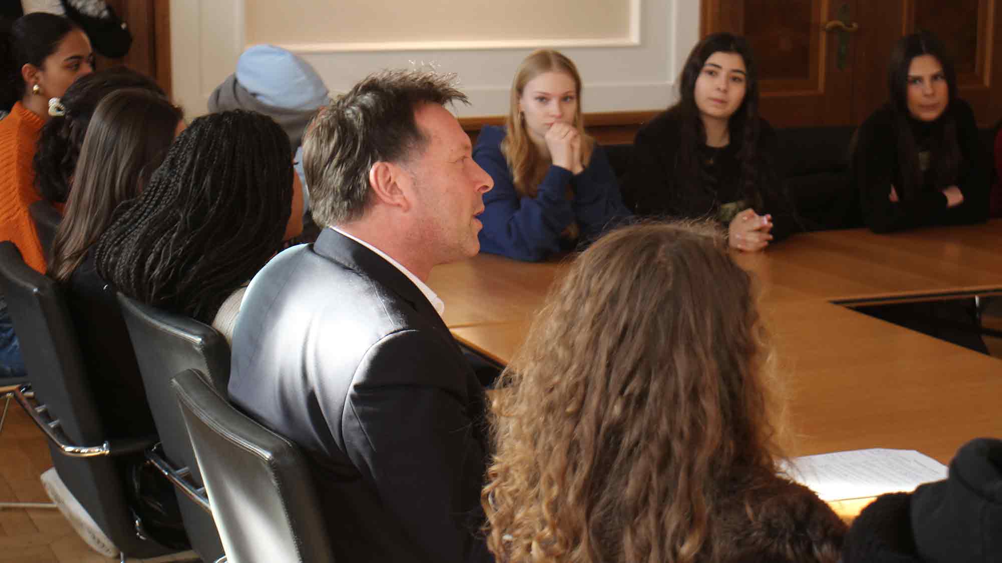 #Hilkerhoertzu – Forum mit Jugendlichen der Geschwister Scholl Gesamtschule Detmold und aus der Partnerstadt Hasselt #Hilkerhoertzu – Forum mit Jugendlichen der Geschwister Scholl Gesamtschule Detmold und aus der Partnerstadt Hasselt
