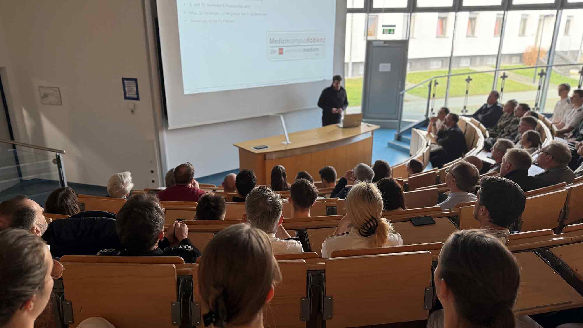 Erste Einführungsveranstaltung für Medizinstudenten am Medizincampus Koblenz – Praxisorientierte Ausbildung am Bundeswehrzentralkrankenhaus Koblenz gestartet Erste Einführungsveranstaltung für Medizinstudenten am Medizincampus Koblenz – Praxisorientierte Ausbildung am Bundeswehrzentralkrankenhaus Koblenz gestartet